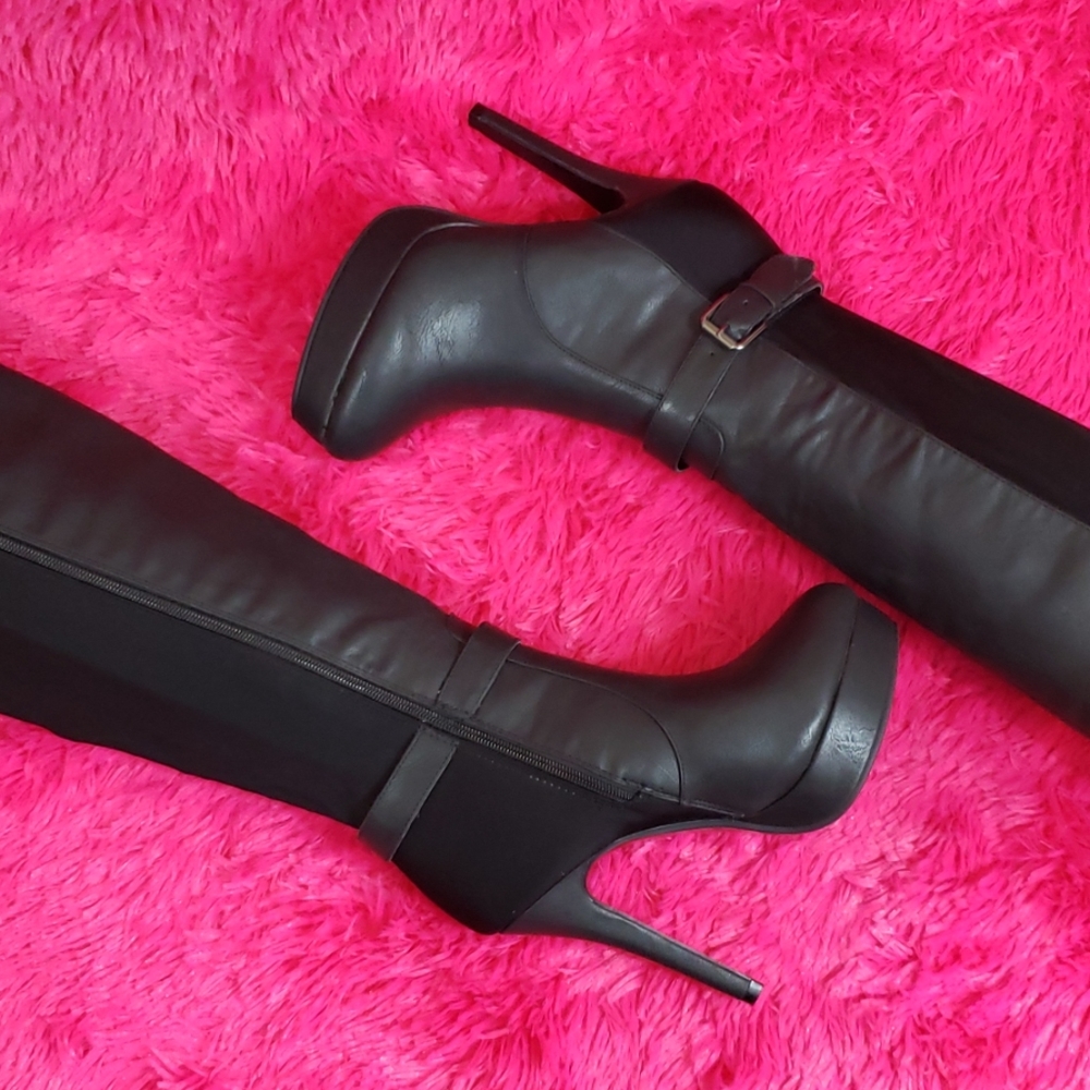 👠Charlotte Russe👠 Stretchy Knee-High Boots
